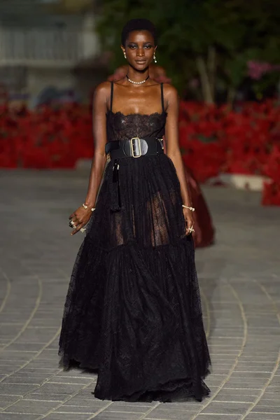 Look 100